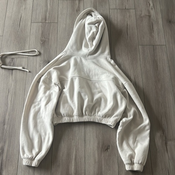 Alo | Stadium Cropped Hoodie - Picture 6 of 6